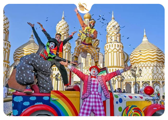 اجرا نمایش خیابانی دلقک ها در دهکده جهانی