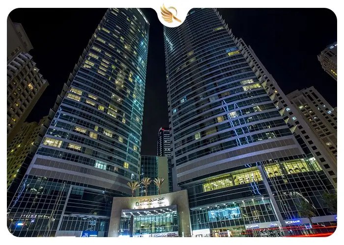 زیبایی و بلندی برج الفتان دبی در شب