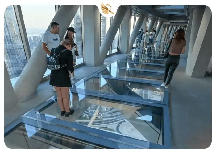 راه رفتن بر روی سطح شیشه ای برج خلیفه توسط مسافران و بازدیدکنندگان