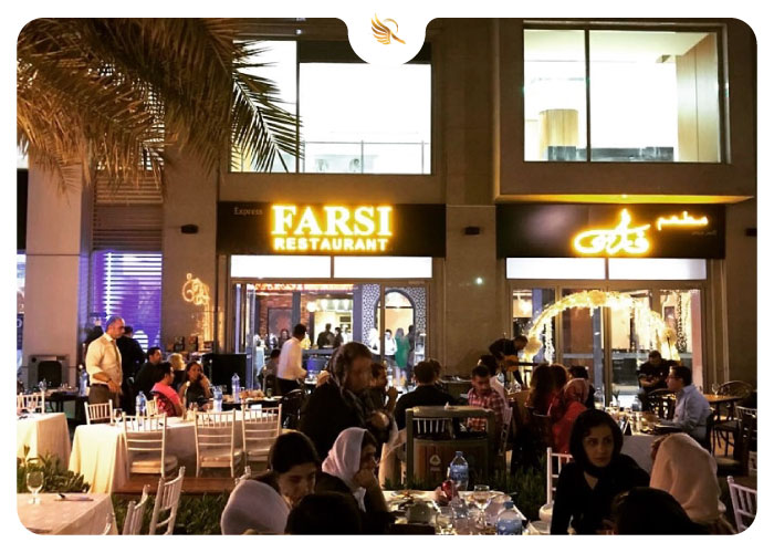 میل کردن غذا در رستوران فارسی دبی